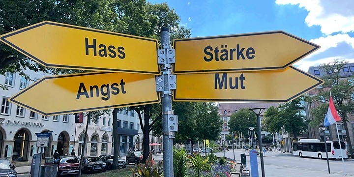 Identität hat eine Geometrie. Aber wer kennt schon seinen eigenen Raum?